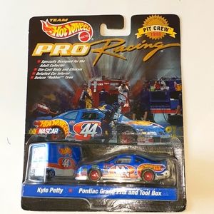 1998 Hot Wheels Kyle Petty NASCAR Pontiac Grand Prix Pit Crew Set